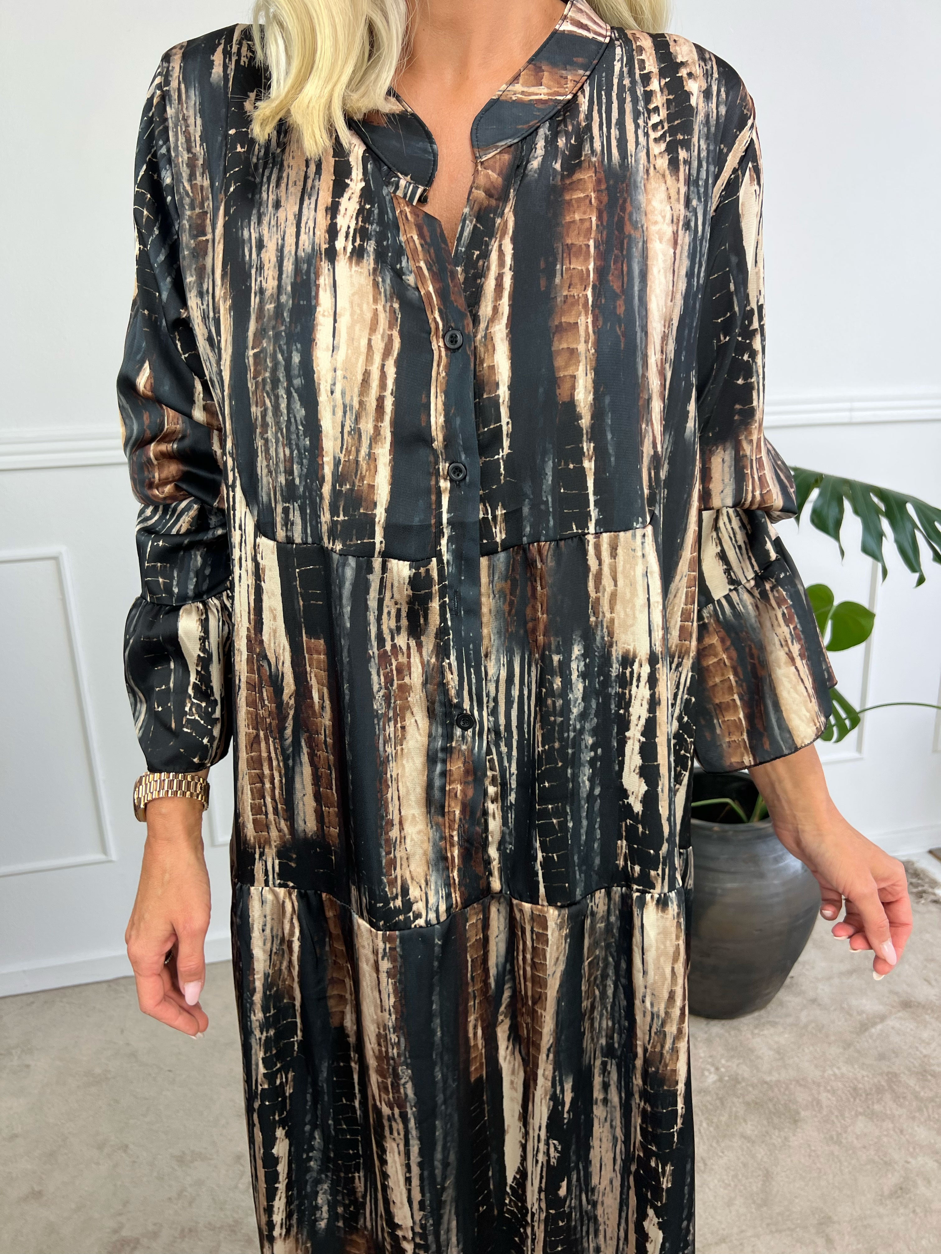 Flores - Lang mønstret lag på lag kjole i silkelook